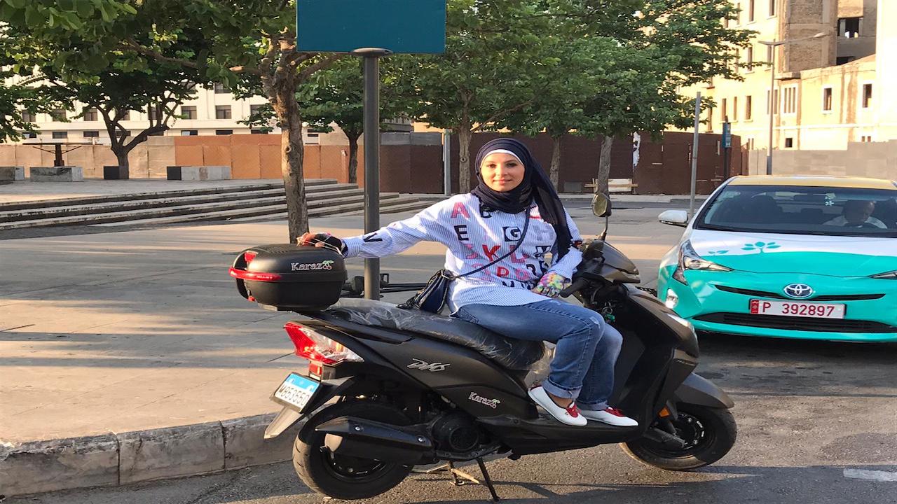 لبنانيات يعملن في مهنٍ كانت حكراً على الرجال.. والسبب الأزمة الاقتصادية