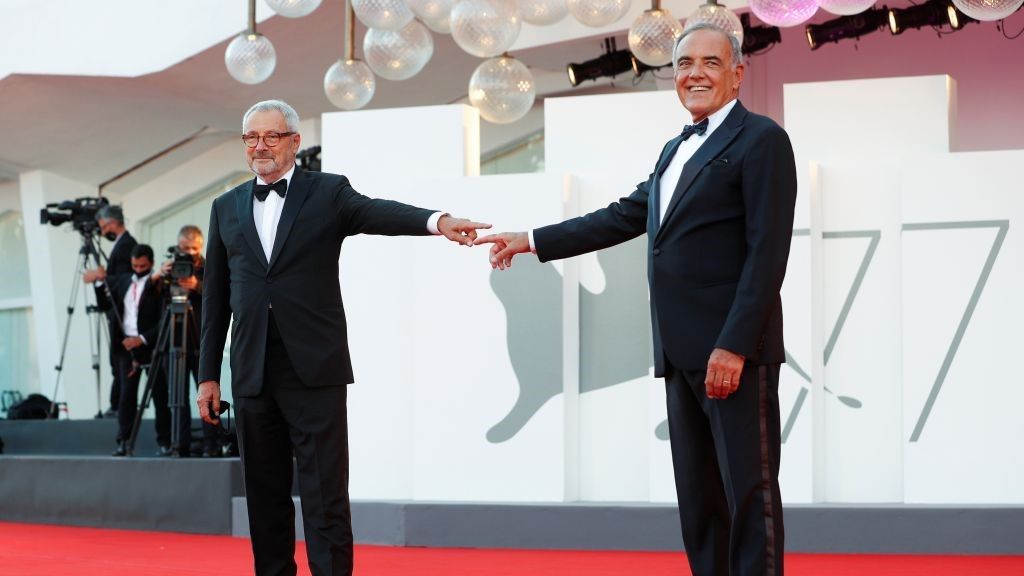 النجوم يتألقون على السجادة الحمراء في مهرجان البندقية وسط إجراءات صارمة 1 The 77th Venice Film Festival - Closing Red Carpet Arrivals - Venice, Italy, September 12, 2020 - La Biennale Di Venezia President Roberto Cicutto and 77th Venice International Film Festival's Director Alberto Barbera pose. REUTERS/Guglielmo Mangiapane