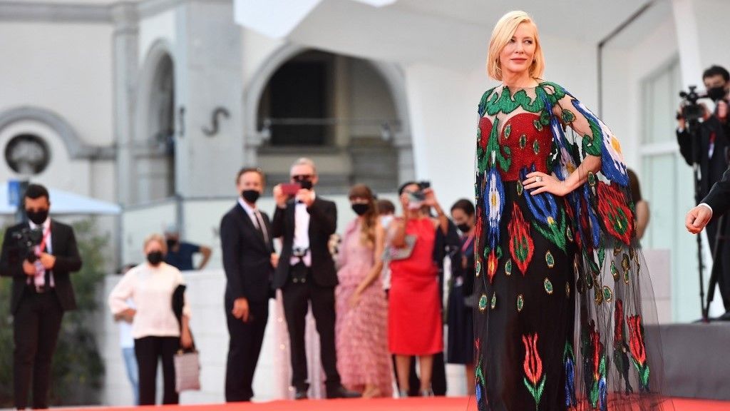 النجوم يتألقون على السجادة الحمراء في مهرجان البندقية وسط إجراءات صارمة 2 Jury President of the 77th Venice Film festival, Australian-US actress Cate Blanchett arrives to attend the closing ceremony of the 77th Venice Film Festival, on September 12, 2020 at Venice Lido, during the COVID-19 infection, caused by the novel coronavirus. (Photo by Tiziana FABI / AFP)