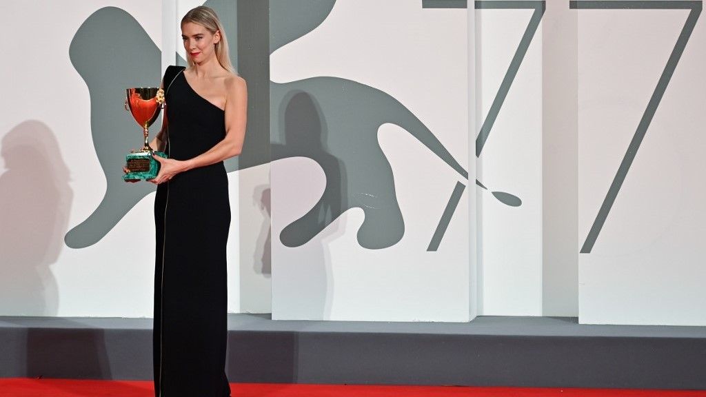 النجوم يتألقون على السجادة الحمراء في مهرجان البندقية وسط إجراءات صارمة 3 British actress Vanessa Kirby poses with the Coppa Volpi for Best Actress she received for "Pieces Of A Woman" during the Winners' Photocall on the last day of the 77th Venice Film Festival, on September 12, 2020 at Venice Lido, during the COVID-19 infection, caused by the novel coronavirus. (Photo by Alberto PIZZOLI / AFP)