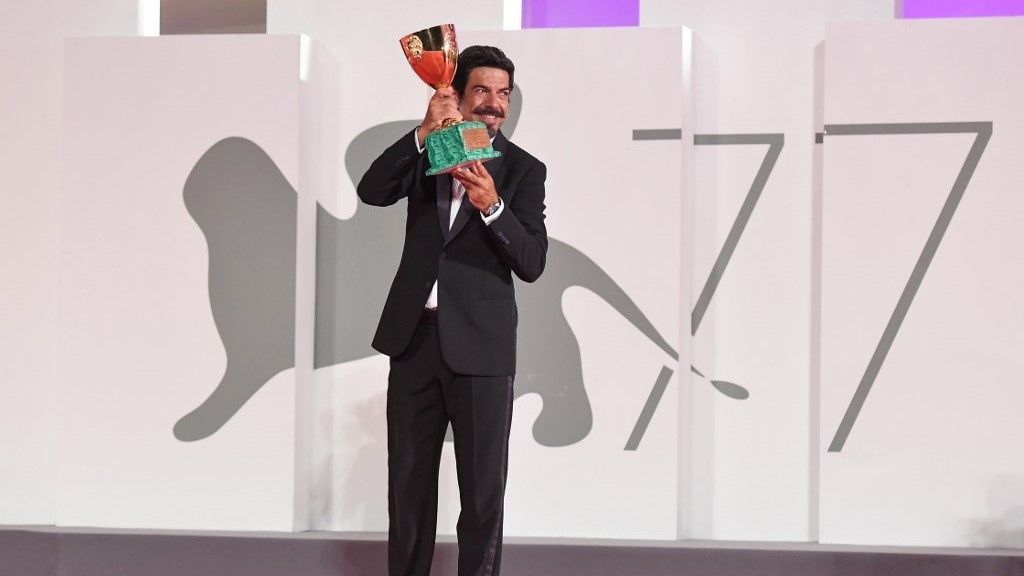 النجوم يتألقون على السجادة الحمراء في مهرجان البندقية وسط إجراءات صارمة 4 Italian actor Pierfrancesco Favino poses with the Coppa Volpi for Best Actor he received for "Padresnostro" during the Winners' Photocall on the last day of the 77th Venice Film Festival, on September 12, 2020 at Venice Lido, during the COVID-19 infection, caused by the novel coronavirus. (Photo by Tiziana FABI / AFP)