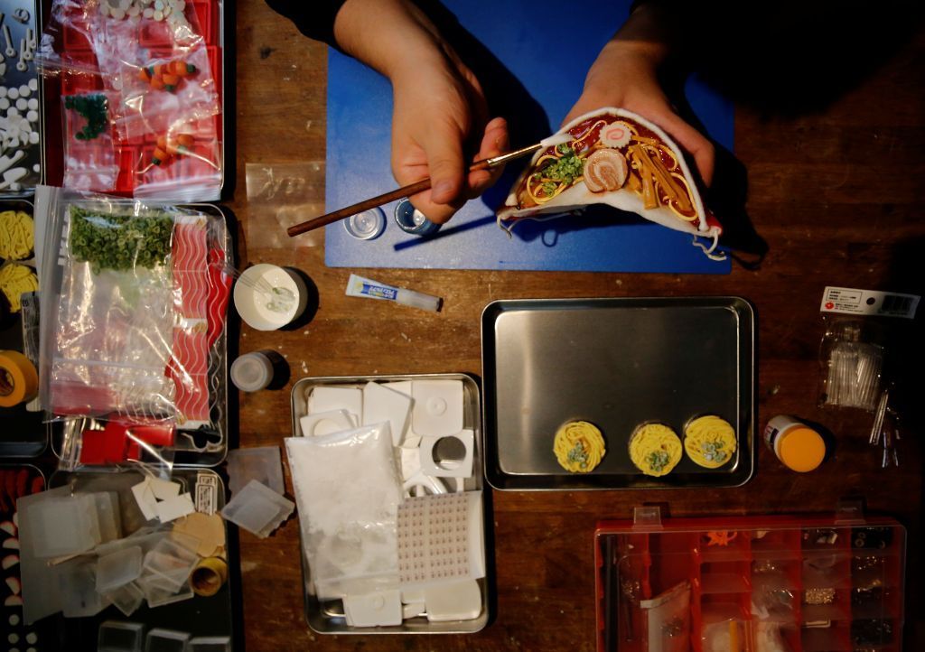 بالصور.. فنان يابانى يصنع قناعا غريبا لحل مشكلة ضباب النظارات