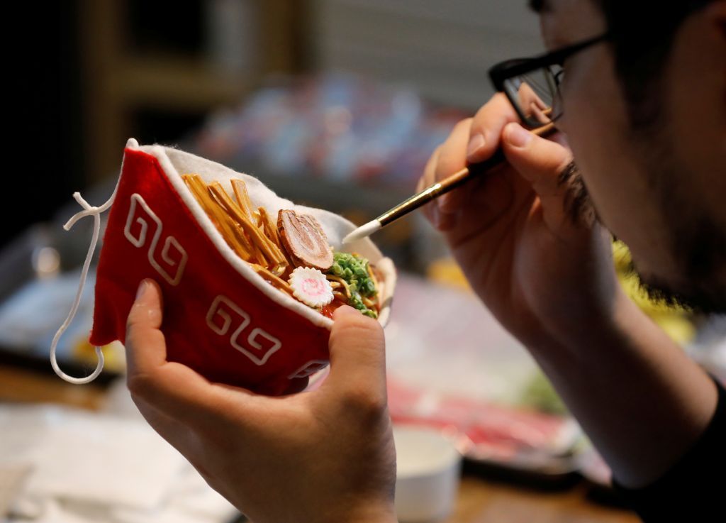 بالصور.. فنان يابانى يصنع قناعا غريبا لحل مشكلة ضباب النظارات