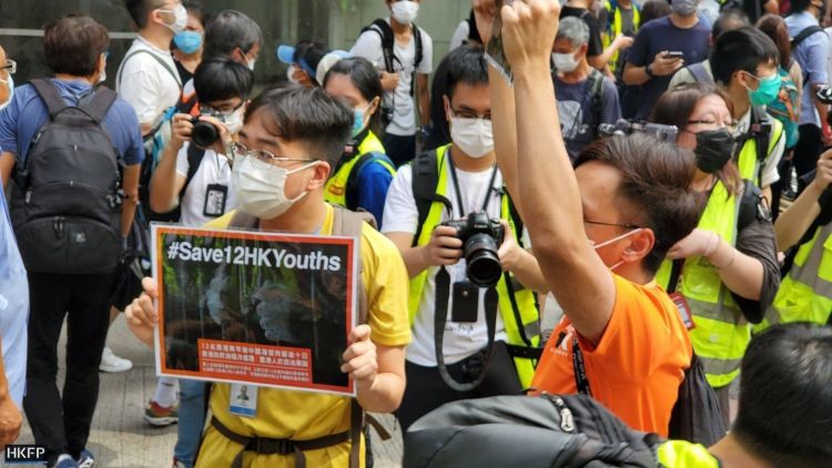 شرطة هونغ كونغ ترش متظاهرين سلميين برذاذ الفلفل وتعتقل العشرات