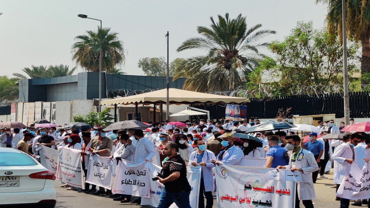 أطباء العراق يتظاهرون للمطالبة بحقوقهم المسلوبة وعلى رأسها تفعيل قانون حماية الأطباء