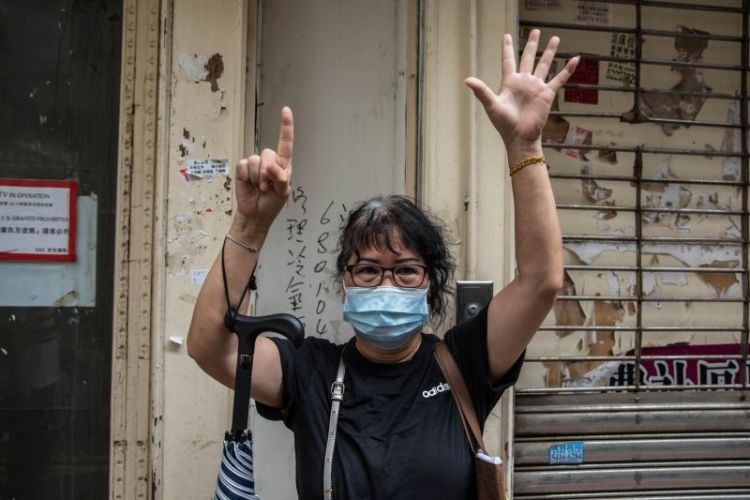 شرطة هونغ كونغ ترش متظاهرين سلميين برذاذ الفلفل وتعتقل العشرات