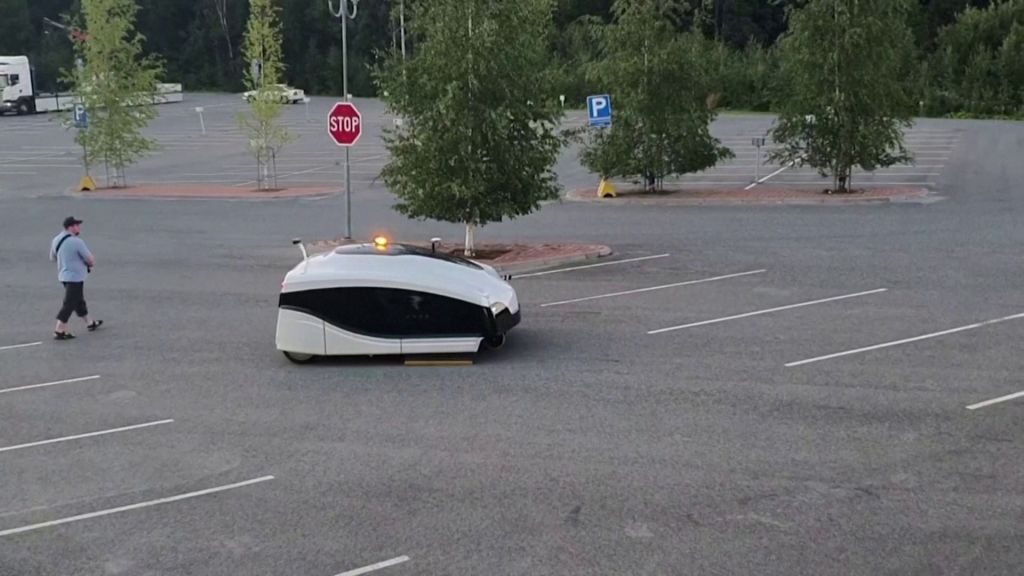 بالصور.. مكنسة آلية لتنظيف الطرق في هلسنكي