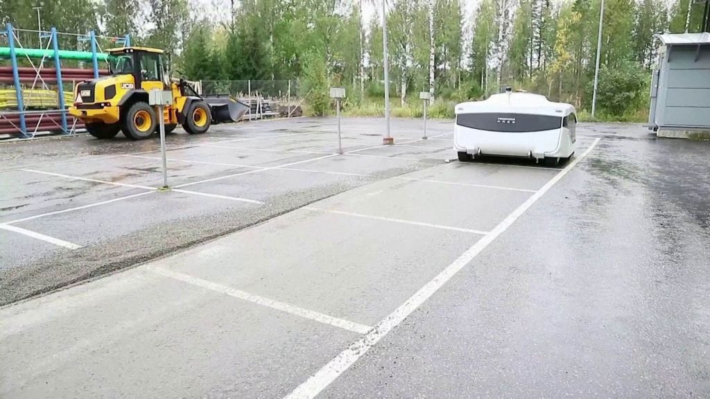 بالصور.. مكنسة آلية لتنظيف الطرق في هلسنكي