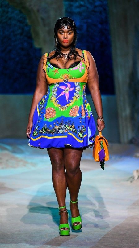 صورة لعارضة أزياء من عرض أزياء فيرساتشي /رويترز