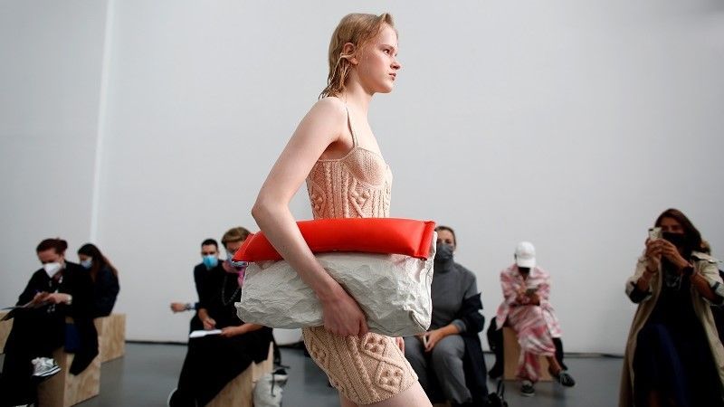 عارضة أزياء تقدم ابتكارًا من مجموعة Sportmax Spring / Summer 2021 النسائية خلال أسبوع الموضة في ميلانو /رويترز