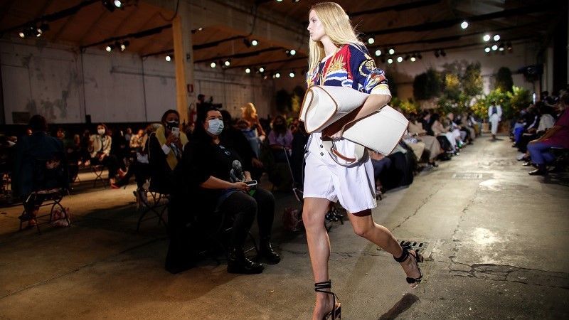 ارضة أزياء تقدم ابتكارًا من مجموعة Etro Spring / Summer 2021 النسائية خلال أسبوع الموضة في ميلانو /رويترز