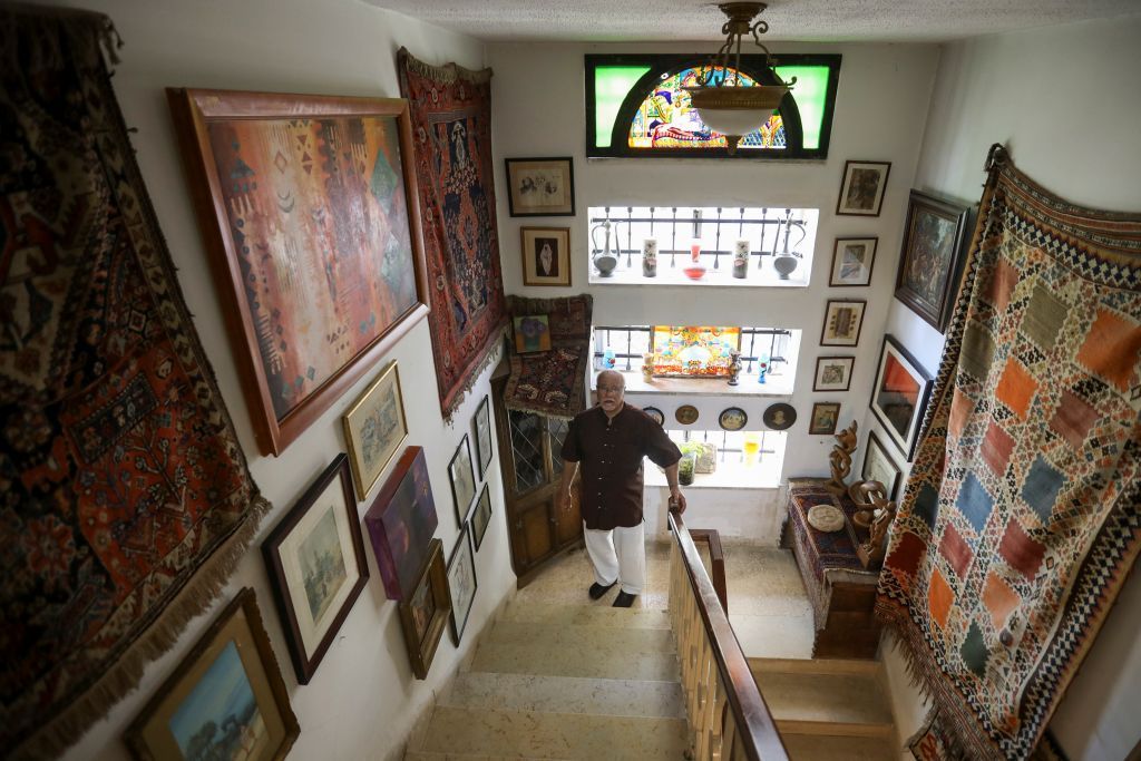 شغف لا ينتهي.. أردني يجمع أكثر من 20 ألف قطعة أثرية في 60 عاماً 1 شغف لا ينتهي.. أردني يجمع أكثر من 20 ألف قطعة أثرية في 60 عاماً