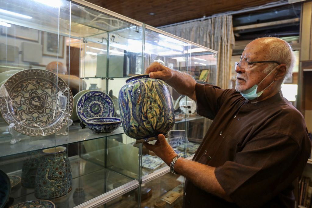 شغف لا ينتهي.. أردني يجمع أكثر من 20 ألف قطعة أثرية في 60 عاماً 2 شغف لا ينتهي.. أردني يجمع أكثر من 20 ألف قطعة أثرية في 60 عاماً