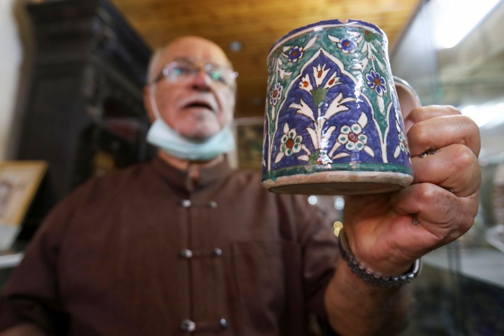 شغف لا ينتهي.. أردني يجمع أكثر من 20 ألف قطعة أثرية في 60 عاماً 3 شغف لا ينتهي.. أردني يجمع أكثر من 20 ألف قطعة أثرية في 60 عاماً