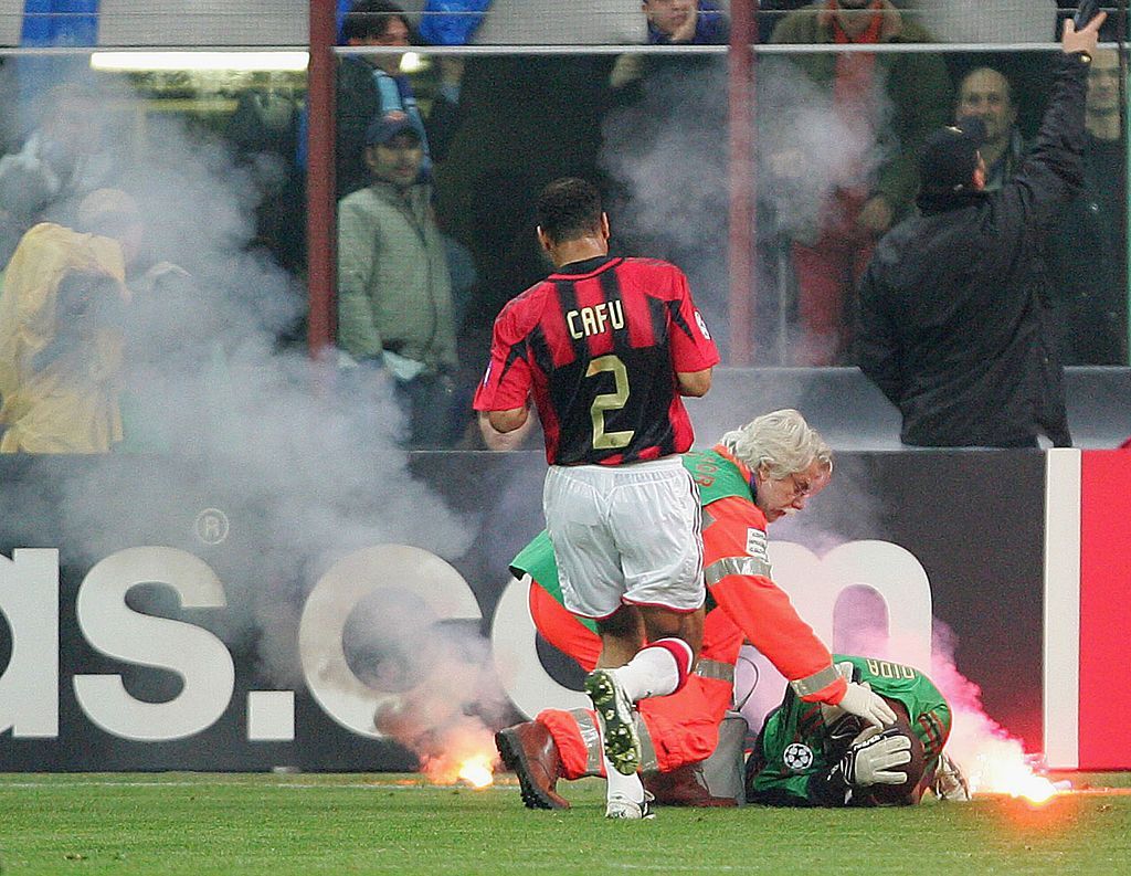 ديربي الغضب.. أسباب العداوة التاريخية بين ميلان وإنتر 4 إصابة ديدا بالألعاب النارية في ديربي الغضب عام 2005