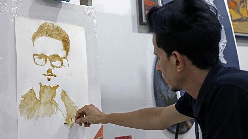 القهوة بدلاً من ألوان الاكريليك.. أسلوب رسم فريد لفنان عراقي 1 القهوة بدلاً من ألوان الاكريليك.. أسلوب رسم فريد لفنان عراقي