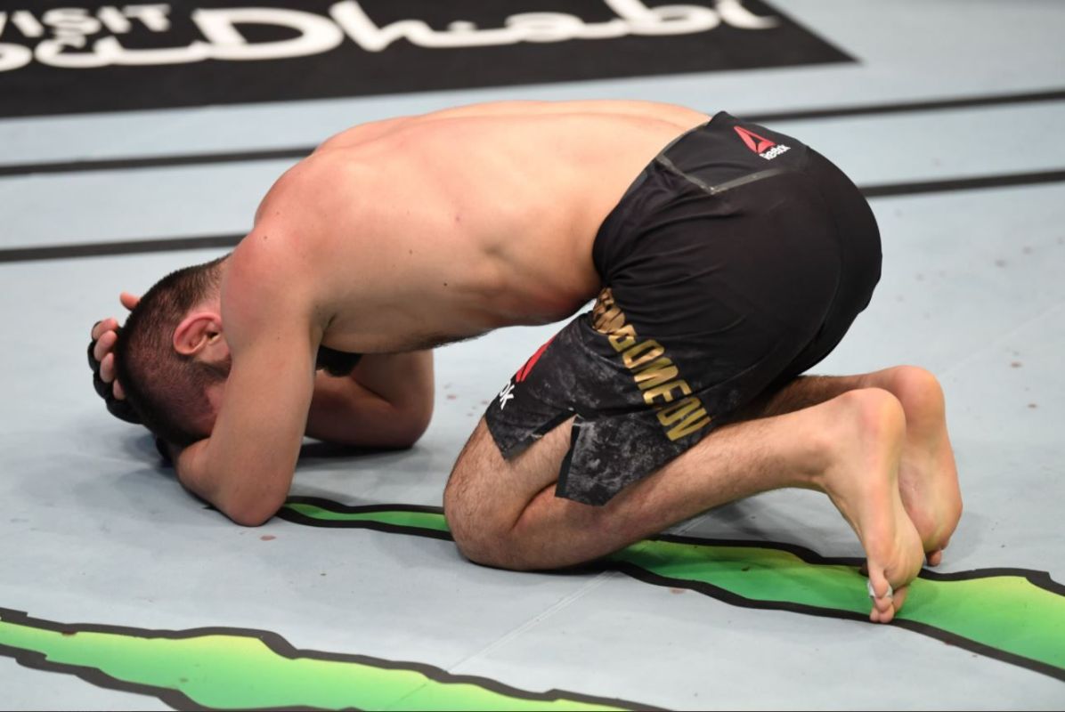 حبيب نورمحمدوف يتذكر والده ويبكي بعد انتهاء اللقاء