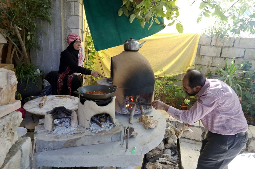 أردنية في عجلون تنعش صناعة أفران الطين لصنع خبز بيتي لذيذ 2 أردنية في عجلون تنعش صناعة أفران الطين لصنع خبز بيتي لذيذ