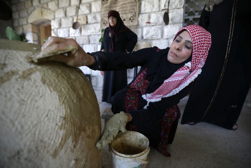 أردنية في عجلون تنعش صناعة أفران الطين لصنع خبز بيتي لذيذ 4 أردنية في عجلون تنعش صناعة أفران الطين لصنع خبز بيتي لذيذ