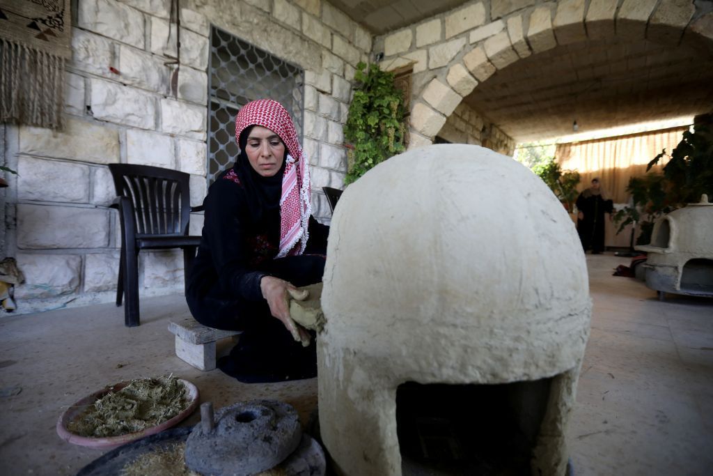 أردنية في عجلون تنعش صناعة أفران الطين لصنع خبز بيتي لذيذ 5 أردنية في عجلون تنعش صناعة أفران الطين لصنع خبز بيتي لذيذ