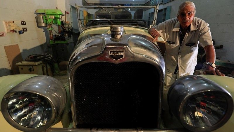 سيد سيما.. مصري شغوف بالمركبات يجمع أكثر من 100 سيارة عتيقة