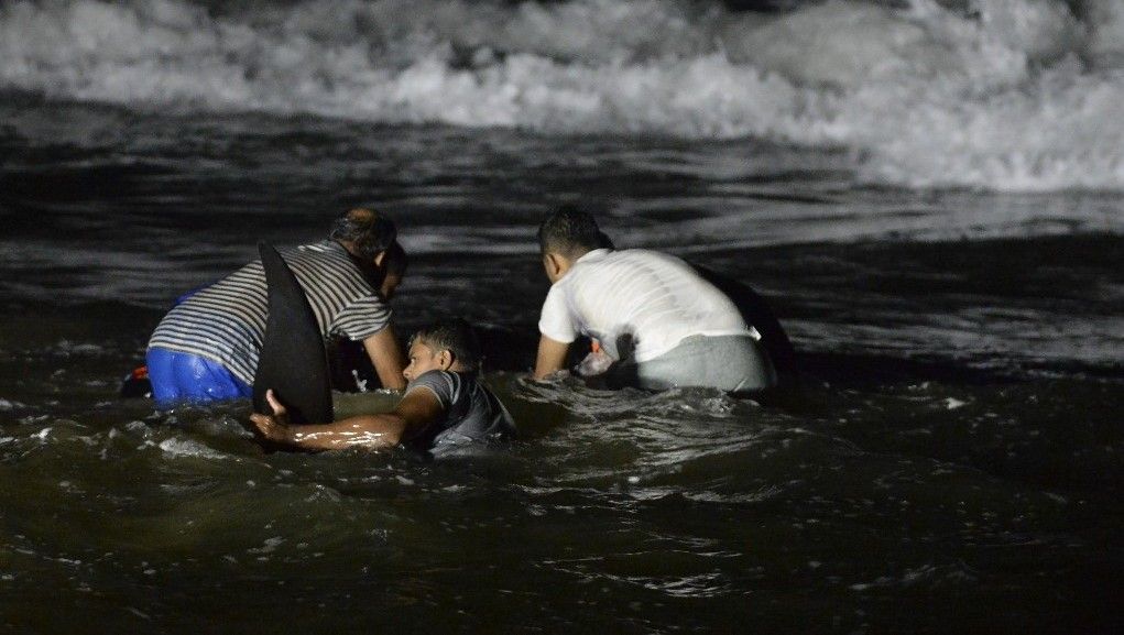 بحارة ومتطوعون ينقذون 120 حوتاً طياراً في سريلانكا (صور) 2 بحارة ومتطوعون ينقذون 120 حوتاً طياراً في سريلانكا (صور)