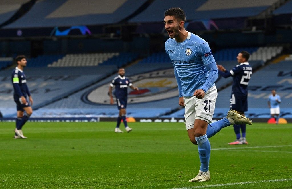 فيران توريس يحتفل بهدفه في شباك أولمبياكوس في دوري أبطال أوروبا