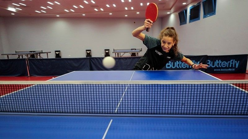 مصرية عمرها 12 عاماً تلعب تنس الطاولة مع الكبار