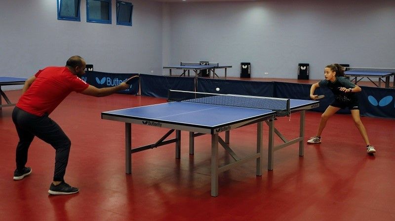 مصرية عمرها 12 عاماً تلعب تنس الطاولة مع الكبار