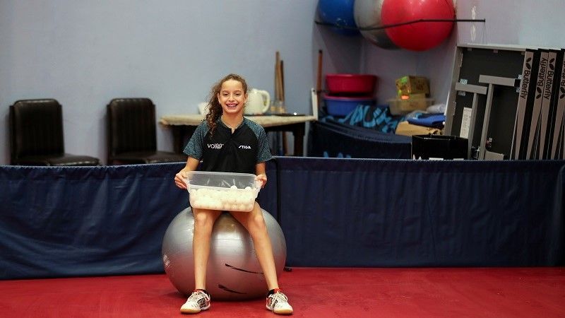 مصرية عمرها 12 عاماً تلعب تنس الطاولة مع الكبار