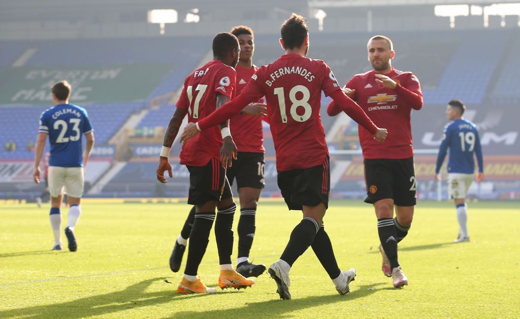 لاعبو مانشستر يونايتد يحتفلون بهدف برونو فيرنانديز الأول أمام إيفرتون
