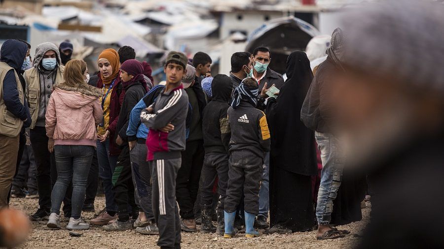 مجموعة من العائلات تنتظر خروجها من مخيم الهول