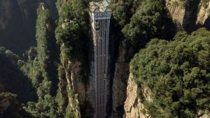 المصعد الشاهق في الهواء الطلق يرفع السياح فوق منحدر "أفاتار" في الصين 1 السياح