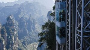 المصعد الشاهق في الهواء الطلق يرفع السياح فوق منحدر "أفاتار" في الصين 3 المصعد الشاهق في الهواء الطلق يرفع السياح فوق منحدر "أفاتار" في الصين