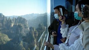 المصعد الشاهق في الهواء الطلق يرفع السياح فوق منحدر "أفاتار" في الصين 4 المصعد الشاهق في الهواء الطلق يرفع السياح فوق منحدر "أفاتار" في الصين