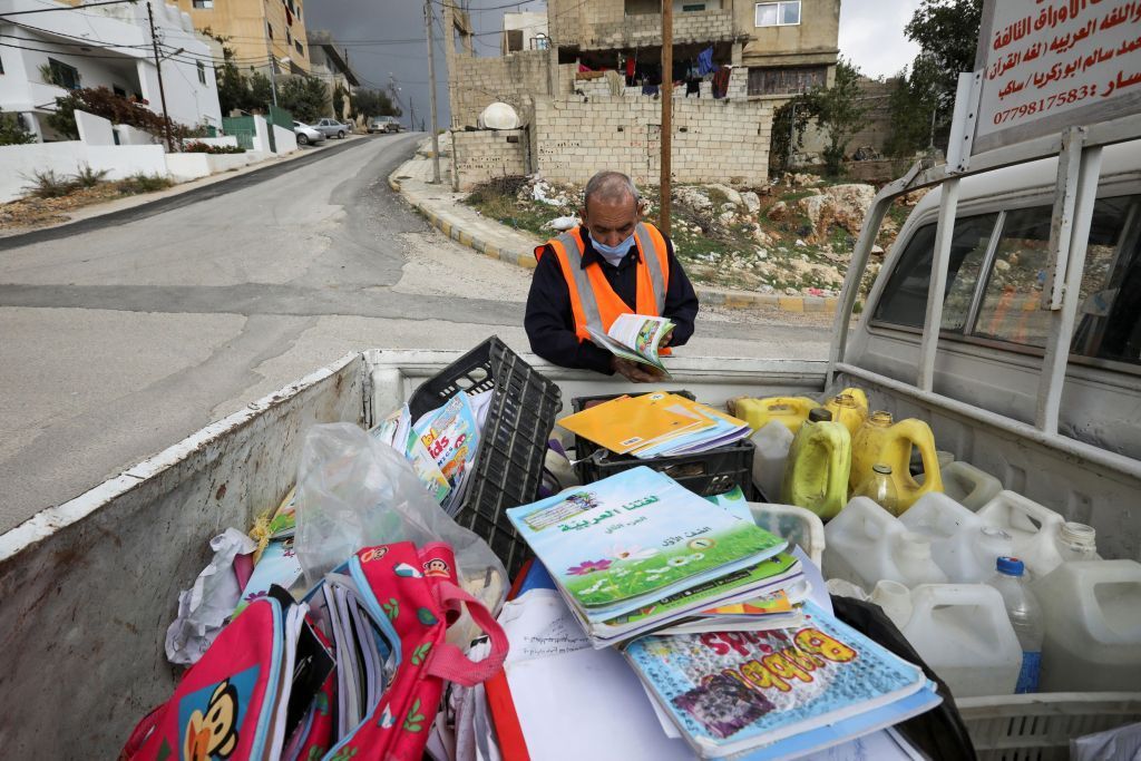 أردني يجمع مصاحف وكتب قديمة ليرممها ويعرضها مجانا