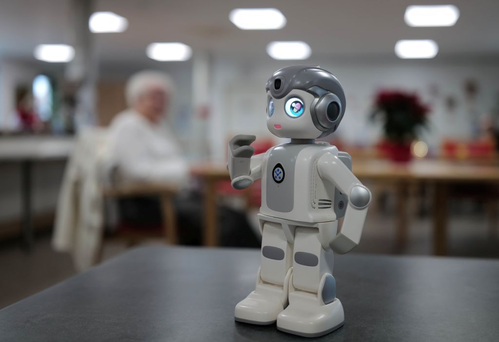 بالصور.. دار مسنين فى ألمانيا تستخدم الروبوتات لرعاية كبار السن