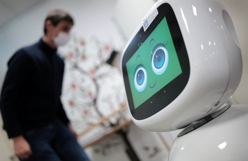 بالصور.. دار مسنين فى ألمانيا تستخدم الروبوتات لرعاية كبار السن