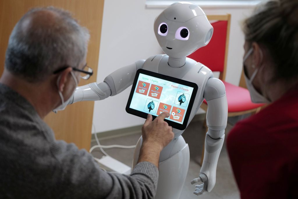 بالصور.. دار مسنين فى ألمانيا تستخدم الروبوتات لرعاية كبار السن