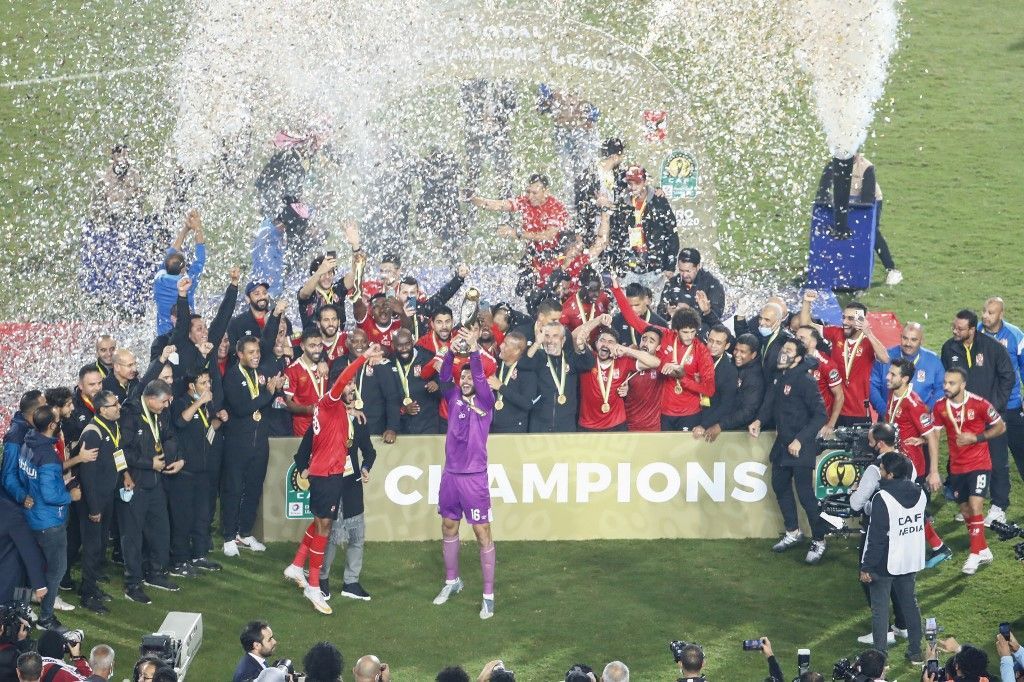 مؤمن زكريا يخطف الأضواء أثناء مراسم تتويج الأهلي بلقب دوري أبطال أفريقيا