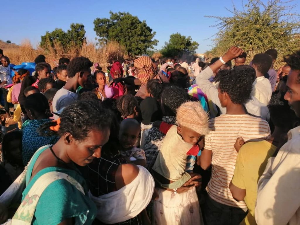 لاجىء سوري في السودان يسعى لتغيير..."اللاجئون ليسوا مشاكل حقيقية"! 1 سلام كنوش.. هو طالب جامعي و لاجىء سوري يعيش في السودان منذ أربع سنوات، يساعد في عملية توفير المياه النظيفة لآلاف اللاجئين الإثيوبيين في مركز استقبال الحمديات الحدودي في ولاية كسلا الشرقية.