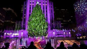 إضاءة أشهر شجرة عيد ميلاد في العالم وسط أجواء غير مسبوقة