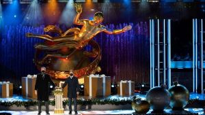 إضاءة أشهر شجرة عيد ميلاد في العالم وسط أجواء غير مسبوقة