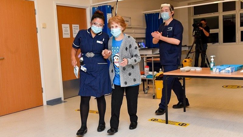 مارغريت كينان أول شخص يتلقى لقاح فايزر ضد كوفيد-19 في العالم