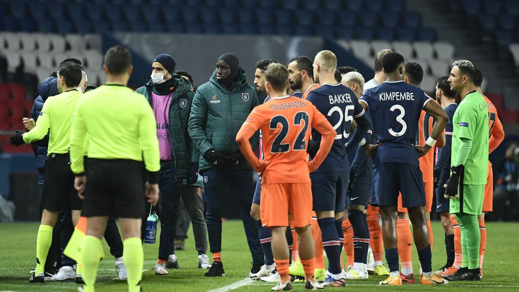 توقف مباراة باريس سان جيرمان وباشاك شهير بسبب ”عبارة عنصرية“ من الحكم
