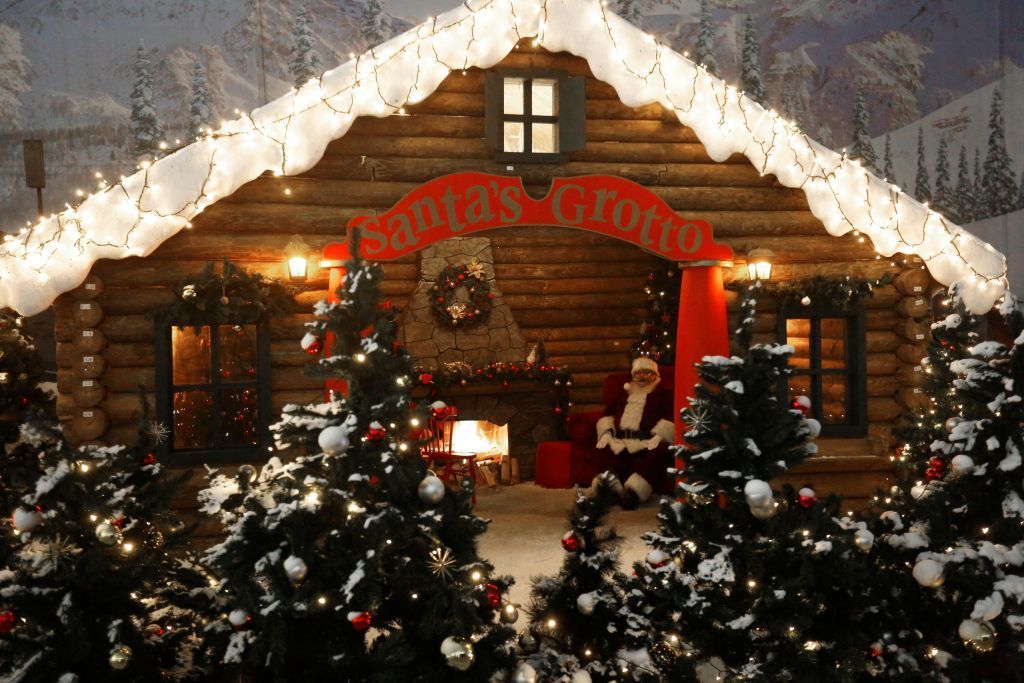 بالصور.. دبي تفتتح أول سينما على الثلج في الشرق الأوسط