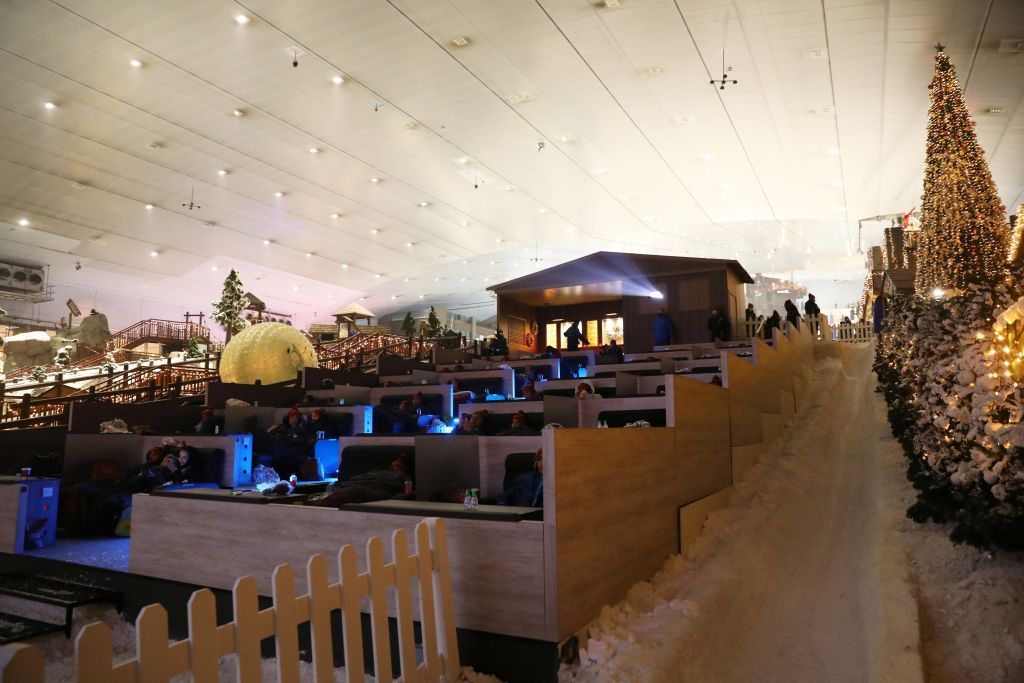 بالصور.. دبي تفتتح أول سينما على الثلج في الشرق الأوسط