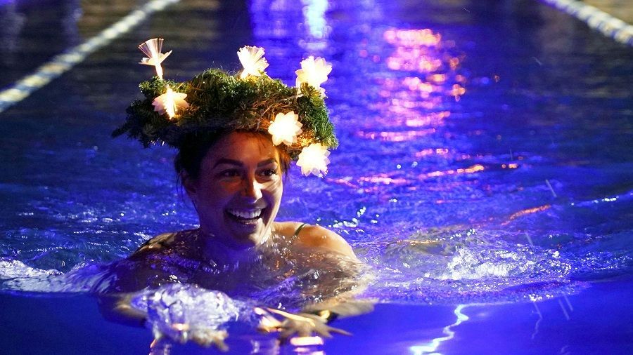 إستونيا.. أشخاص يواجهون ”كآبة كورونا“ بالسباحة في مياه متجمدة (صور)