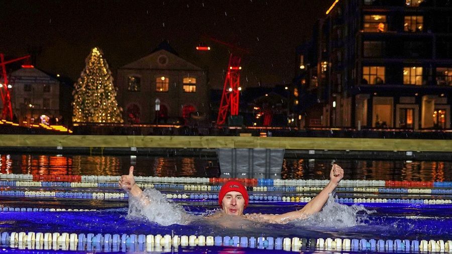 إستونيا.. أشخاص يواجهون ”كآبة كورونا“ بالسباحة في مياه متجمدة (صور)