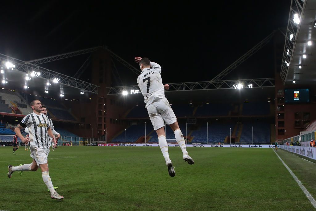 كريستيانو رونالدو يحتفل بمئويته ويقود يوفنتوس لتجاوز جنوى بثلاثية